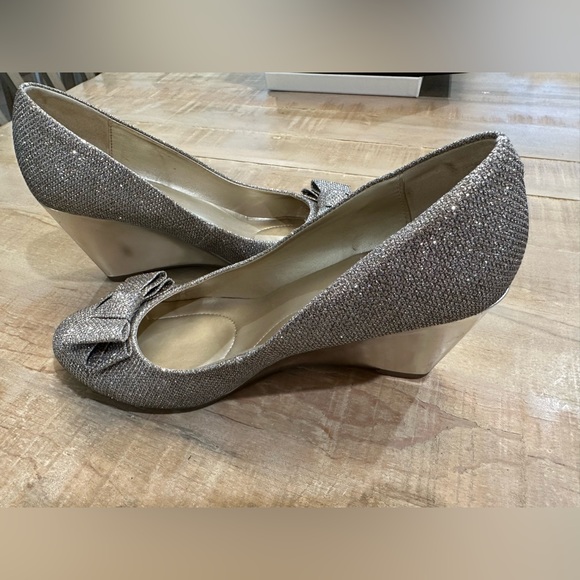 Bandolino metallic sparkles silver bow round toe wedge heels shoes - Picture 17 of 17